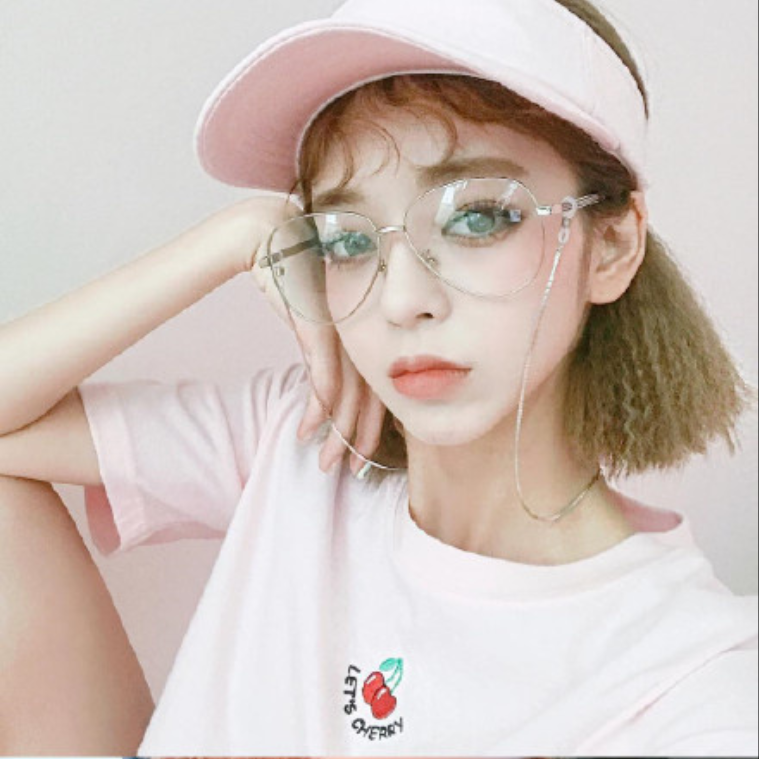 短发美女嘟嘴卖萌自拍照图片 3