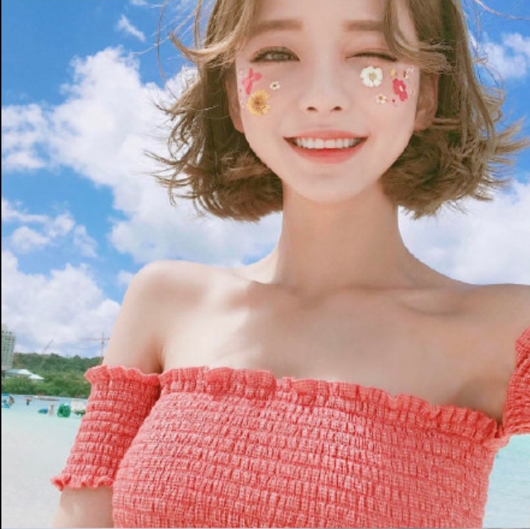 短发美女嘟嘴卖萌自拍照图片 4