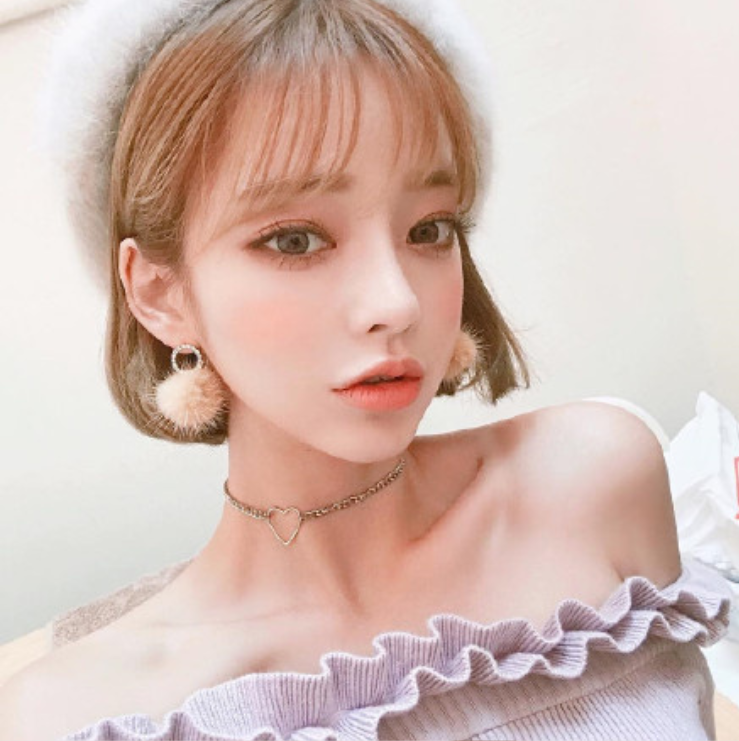 短发美女嘟嘴卖萌自拍照图片 6
