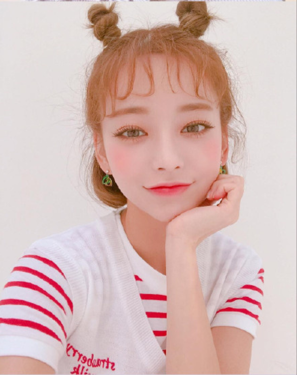 短发美女嘟嘴卖萌自拍照图片 7