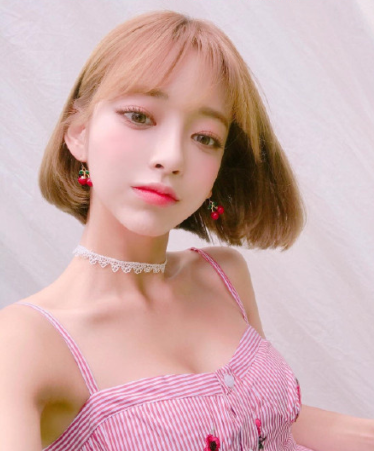 短发美女嘟嘴卖萌自拍照图片 9