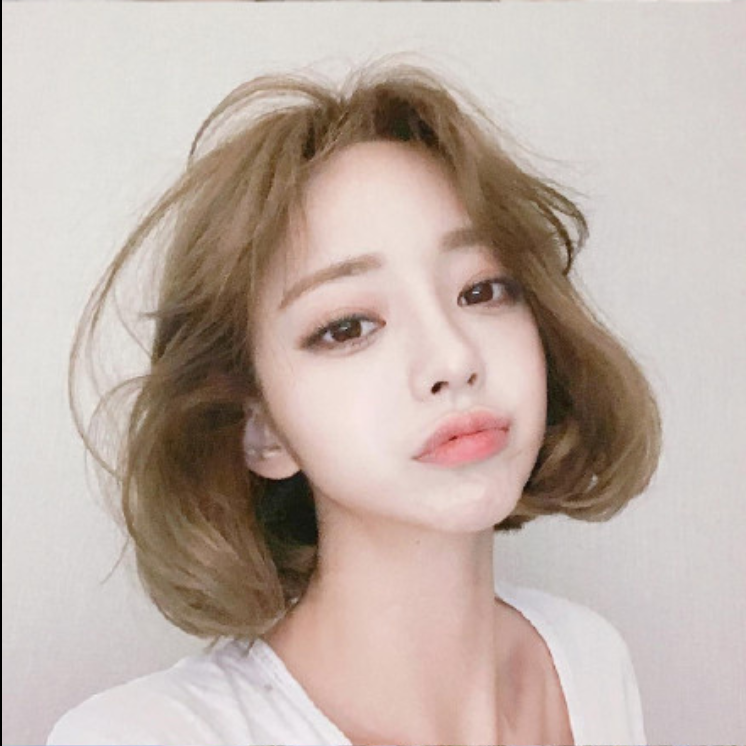 短发美女嘟嘴卖萌自拍照图片 11