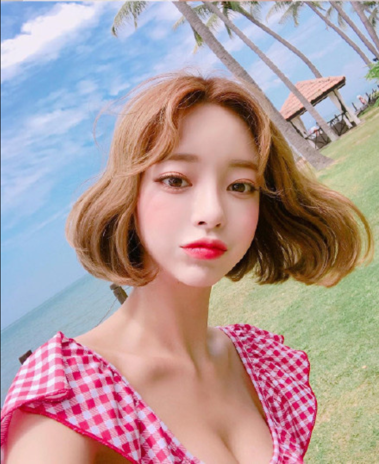 短发美女嘟嘴卖萌自拍照图片 12
