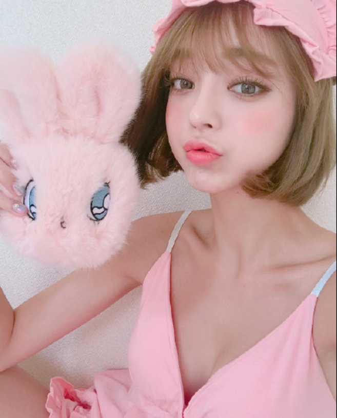 短发美女嘟嘴卖萌自拍照图片 14