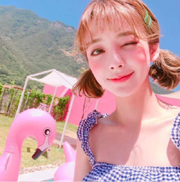 短发美女嘟嘴卖萌自拍照图片 17
