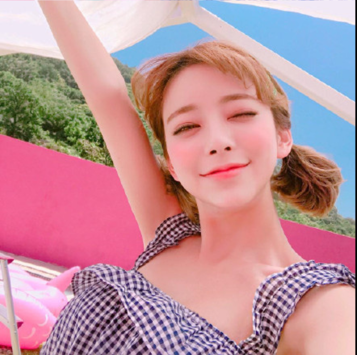 短发美女嘟嘴卖萌自拍照图片 18