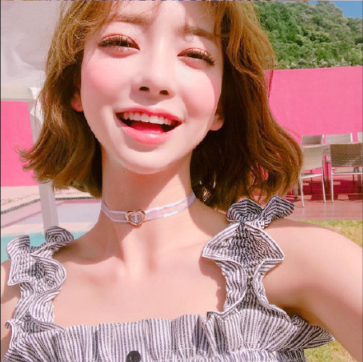 短发美女嘟嘴卖萌自拍照图片 19