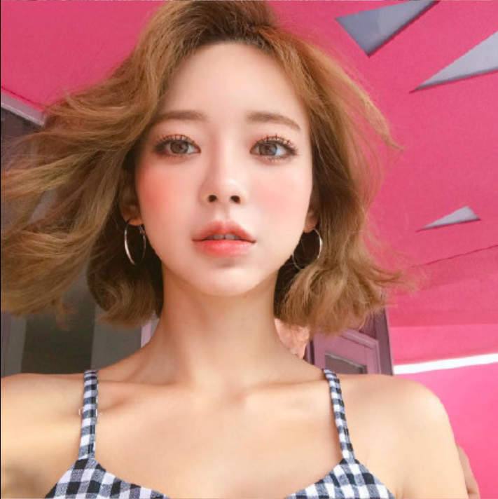 短发美女嘟嘴卖萌自拍照图片 20
