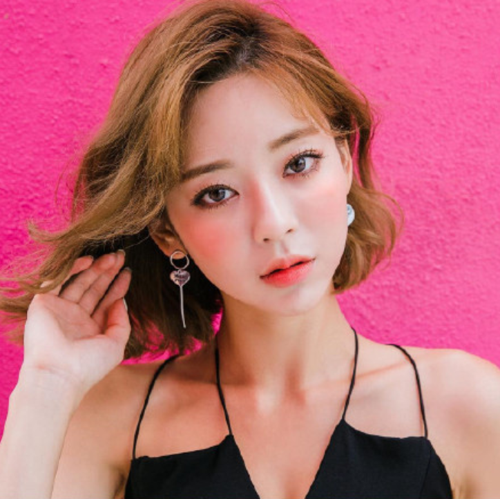 短发美女嘟嘴卖萌自拍照图片 22