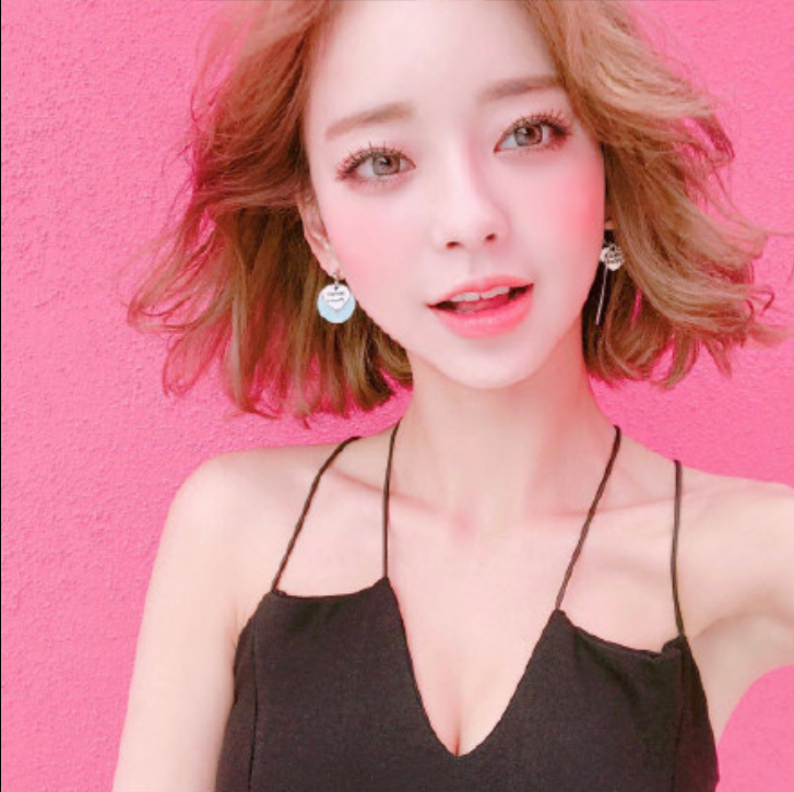 短发美女嘟嘴卖萌自拍照图片 23