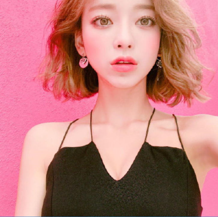 短发美女嘟嘴卖萌自拍照图片 24
