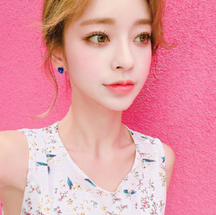 短发美女嘟嘴卖萌自拍照图片 27
