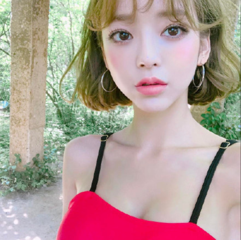 短发美女嘟嘴卖萌自拍照图片 31
