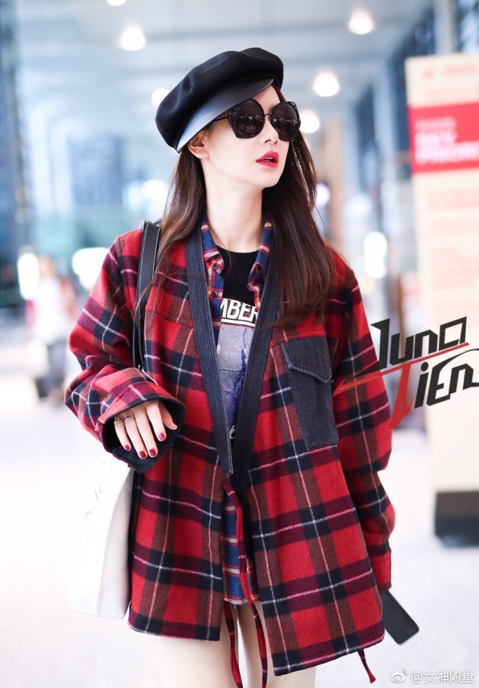 小脸美女明星戚薇今日现身机场时尚搭配街拍图 4