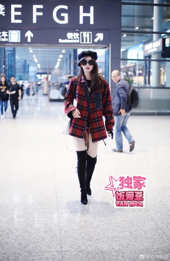 小脸美女明星戚薇今日现身机场时尚搭配街拍图 6