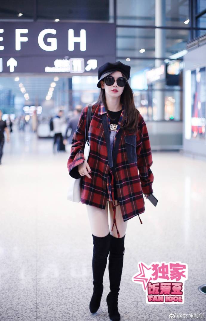 小脸美女明星戚薇今日现身机场时尚搭配街拍图 9