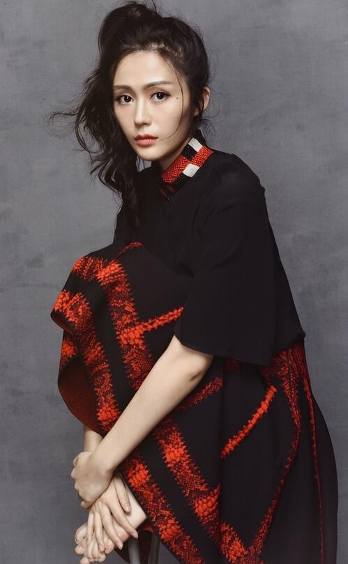 大眼美女明星汤晶媚扎马尾写真时尚又不失俏皮 3