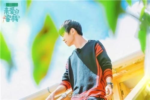 小鲜肉明星帅哥易烊千玺亮相《亲爱的客栈》乘 2