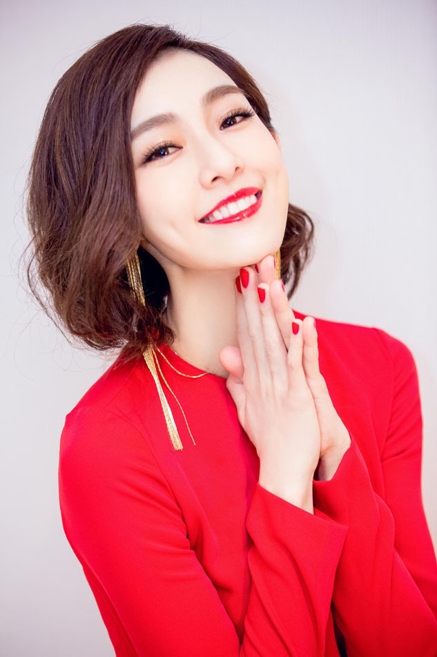 台湾美女明星范玮琪性感红裙现身嗨唱大展迷人 3