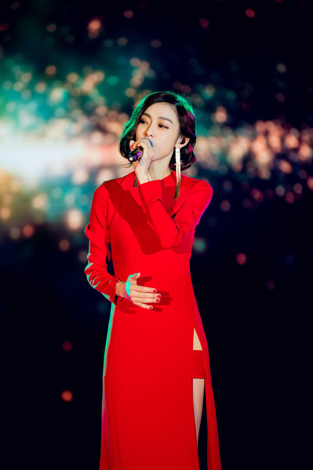 台湾美女明星范玮琪性感红裙现身嗨唱大展迷人 5