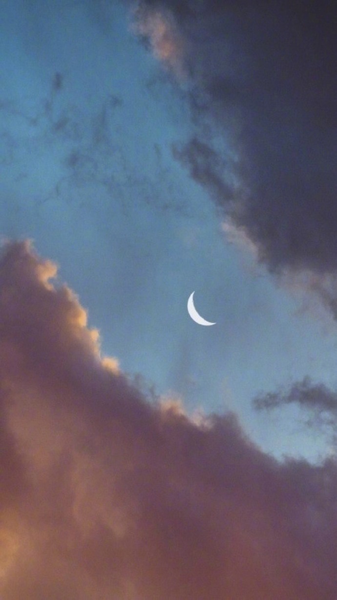 夜晚天空中月亮星星图片_风景图片