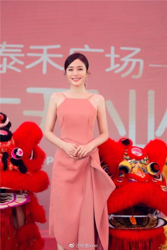 沈阳美女明星秦岚粉色长裙露香肩好气质尽显优 2