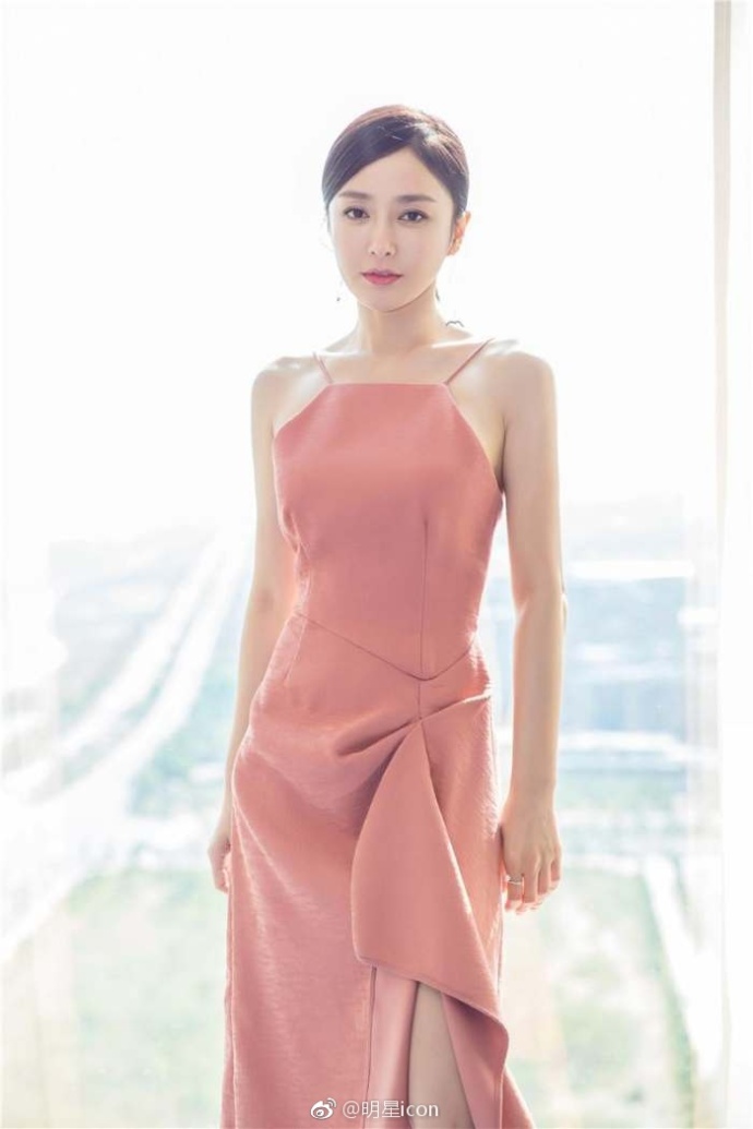 沈阳美女明星秦岚粉色长裙露香肩好气质尽显优 5