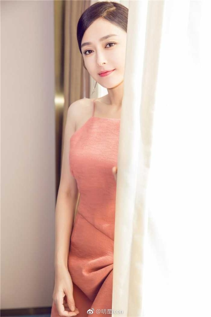 沈阳美女明星秦岚粉色长裙露香肩好气质尽显优 6