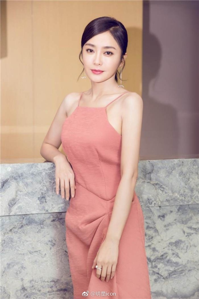 沈阳美女明星秦岚粉色长裙露香肩好气质尽显优 7