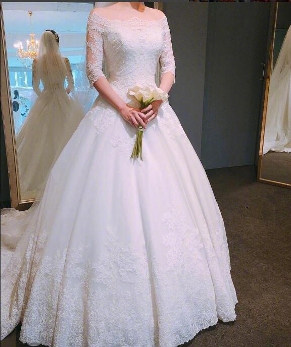 女生最美的时刻换上心仪的婚纱捧着美丽的花束