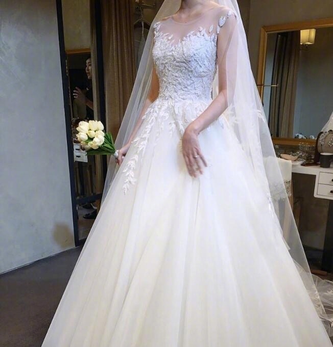 女生最美的时刻换上心仪的婚纱捧着美丽的花束 3