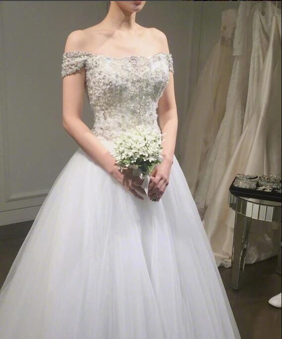 女生最美的时刻换上心仪的婚纱捧着美丽的花束 4