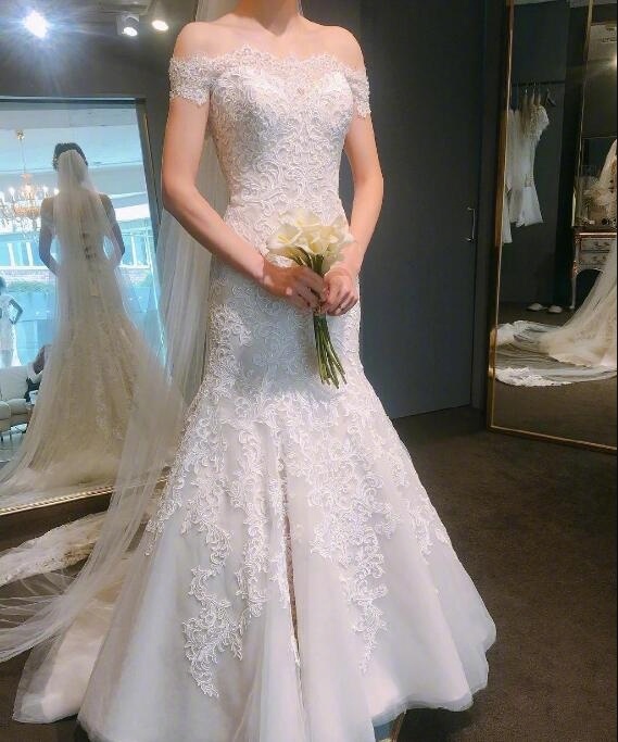 女生最美的时刻换上心仪的婚纱捧着美丽的花束 6