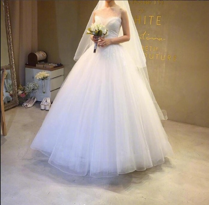 女生最美的时刻换上心仪的婚纱捧着美丽的花束 7