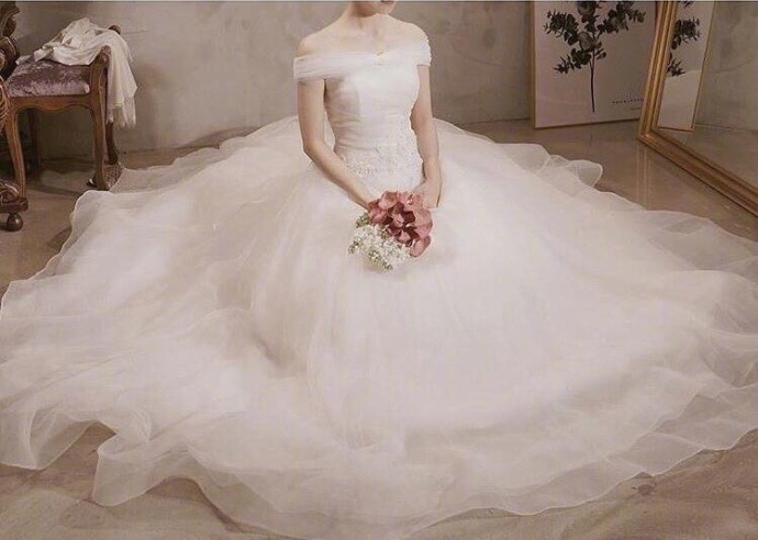 女生最美的时刻换上心仪的婚纱捧着美丽的花束 8