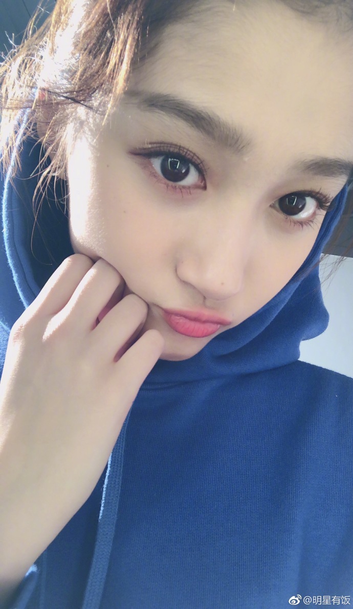 关晓彤穿蓝色超大卫衣撞衫景甜甜妹纸少女感十 4