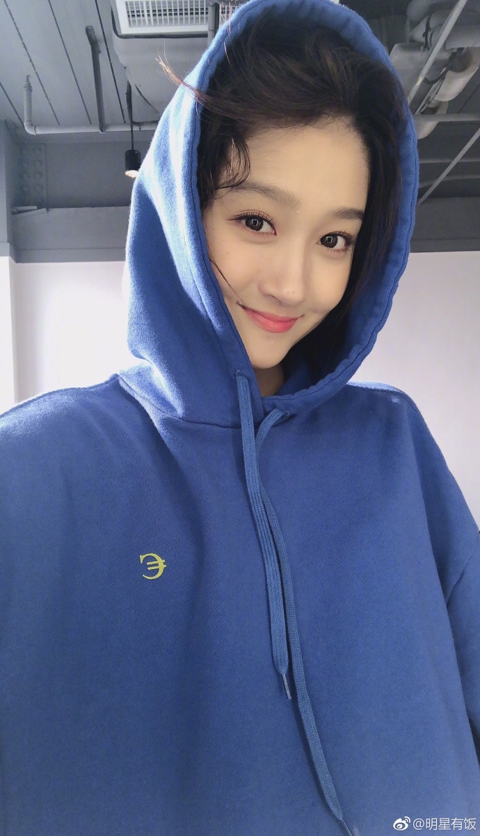关晓彤穿蓝色超大卫衣撞衫景甜甜妹纸少女感十 5