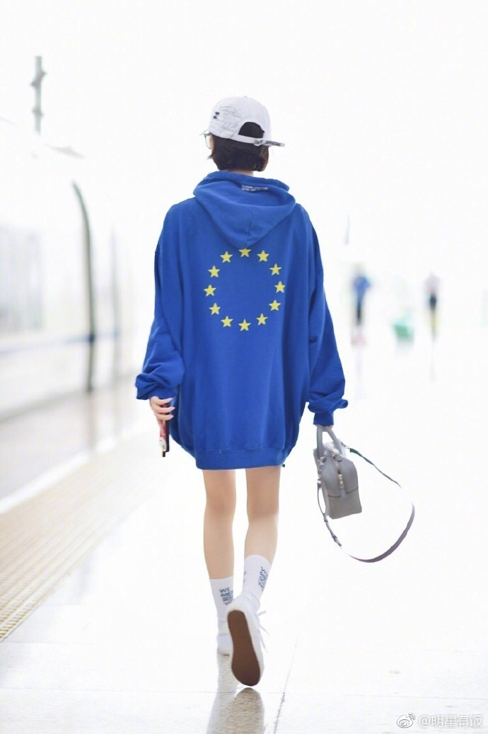 关晓彤穿蓝色超大卫衣撞衫景甜甜妹纸少女感十 6