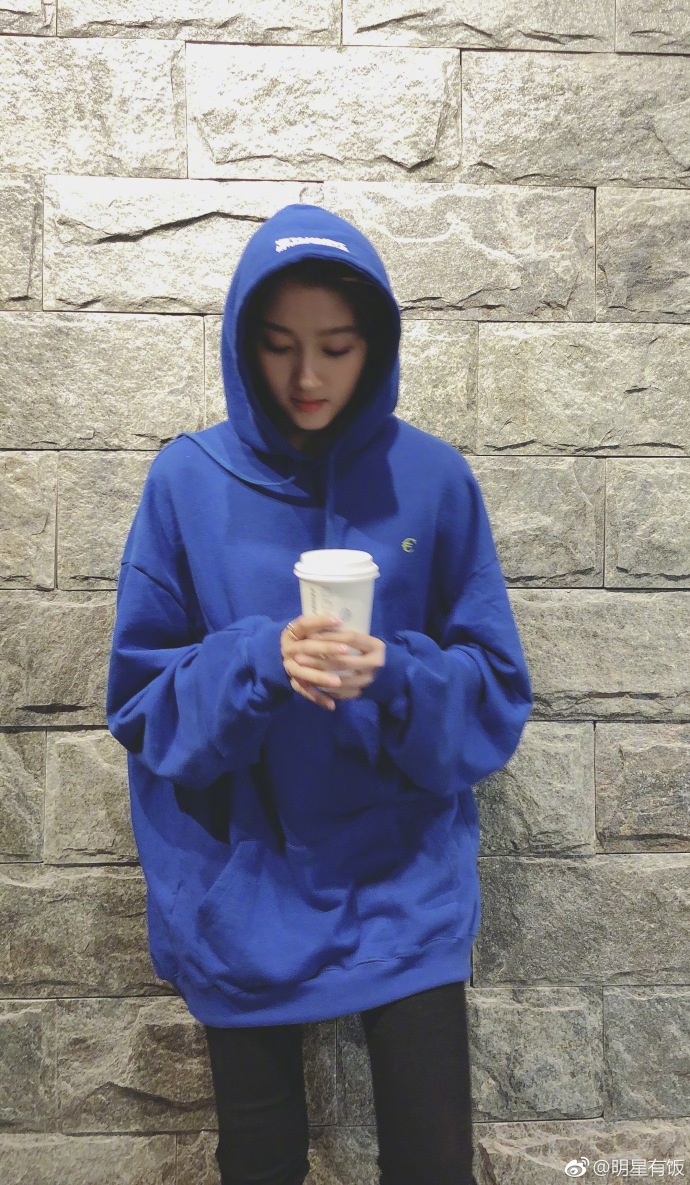 关晓彤穿蓝色超大卫衣撞衫景甜甜妹纸少女感十 9