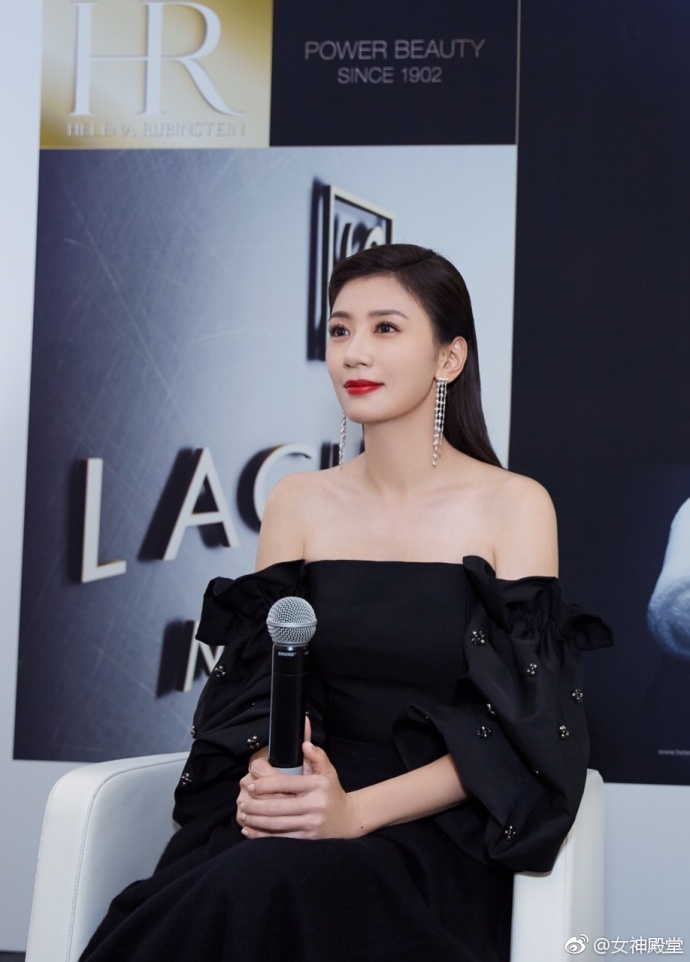 台湾美女明星贾静雯身着黑色露肩礼服大秀香肩 3