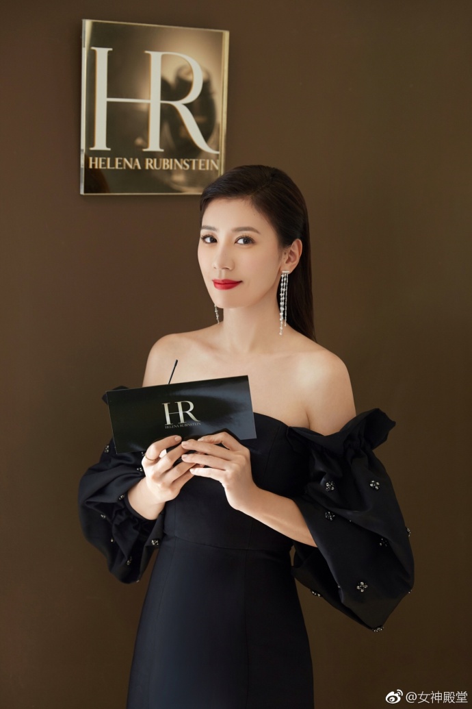 台湾美女明星贾静雯身着黑色露肩礼服大秀香肩 5