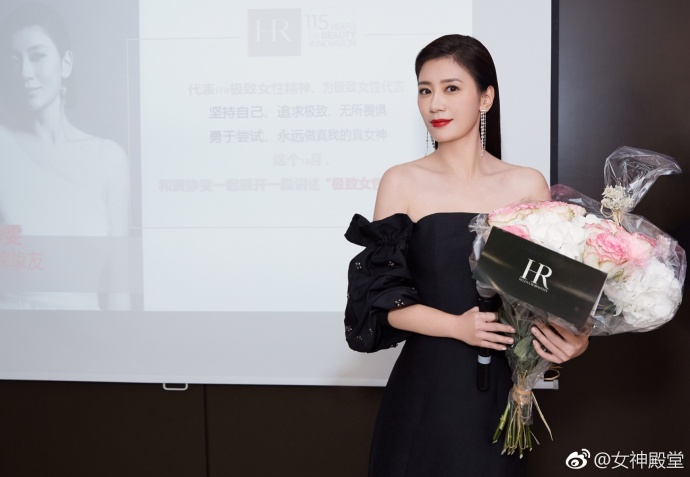 台湾美女明星贾静雯身着黑色露肩礼服大秀香肩 6