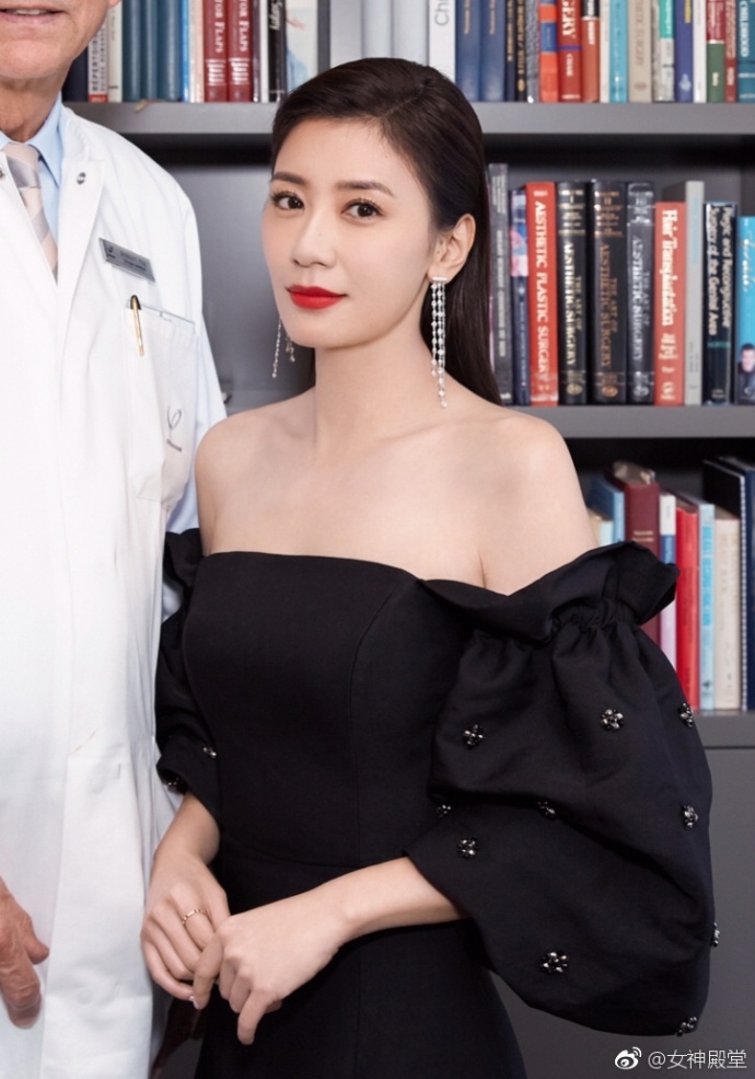 台湾美女明星贾静雯身着黑色露肩礼服大秀香肩 7