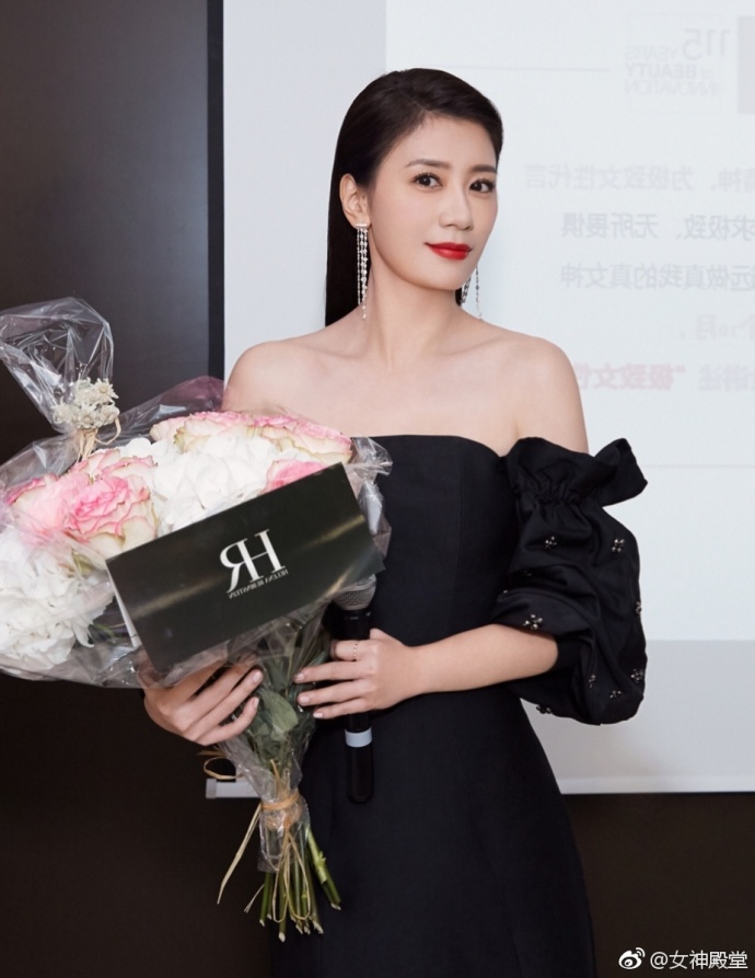 台湾美女明星贾静雯身着黑色露肩礼服大秀香肩 9