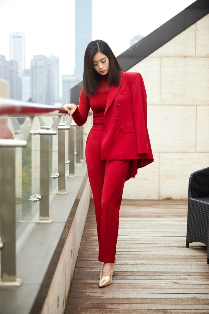 新疆美女明星蒋欣的红色系搭配时尚写真简约干 3
