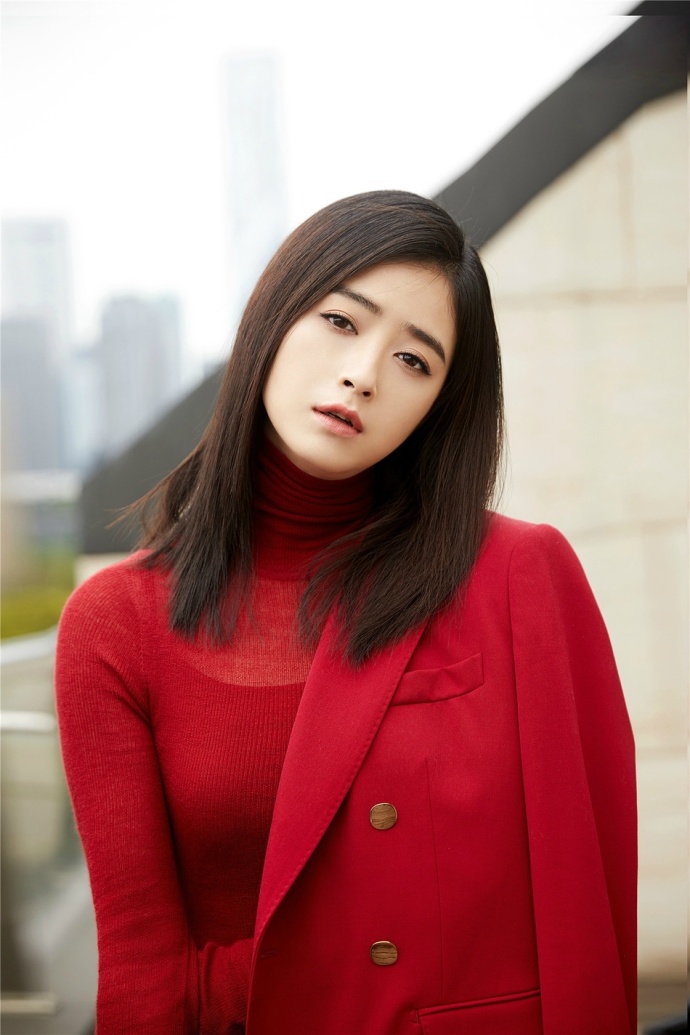 新疆美女明星蒋欣的红色系搭配时尚写真简约干 5