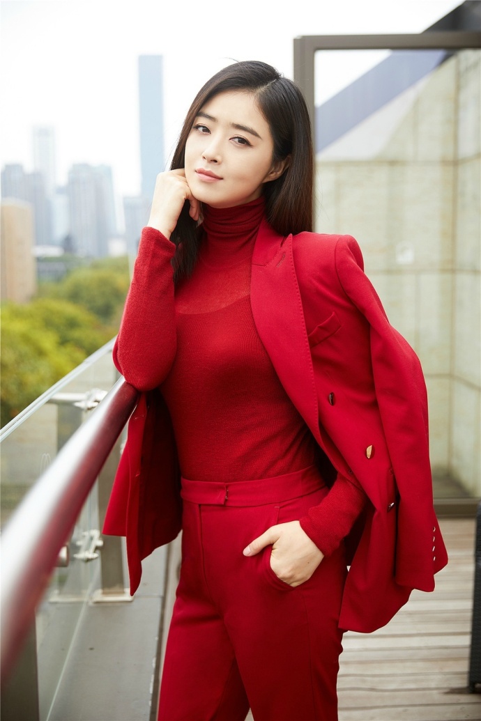 新疆美女明星蒋欣的红色系搭配时尚写真简约干 6