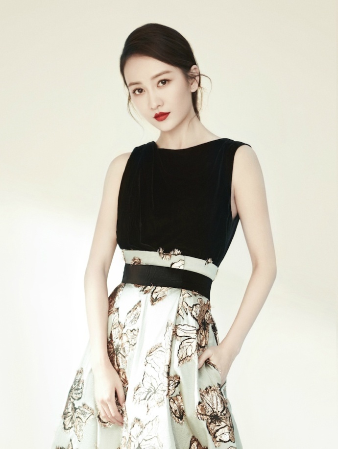 广西美女明星王鸥长发梳起露出纤细的天鹅颈最 2