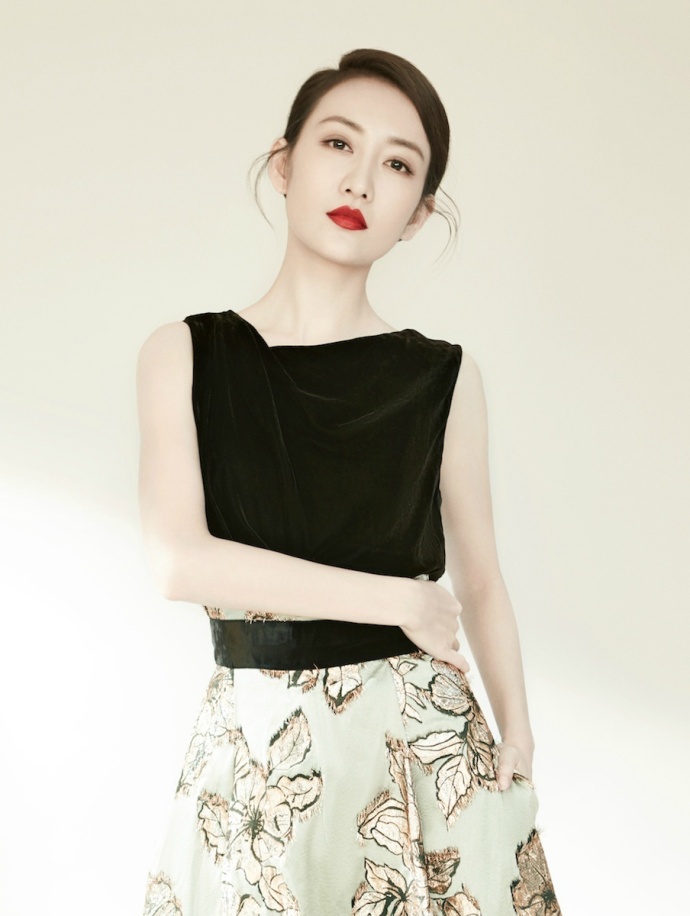 广西美女明星王鸥长发梳起露出纤细的天鹅颈最 4