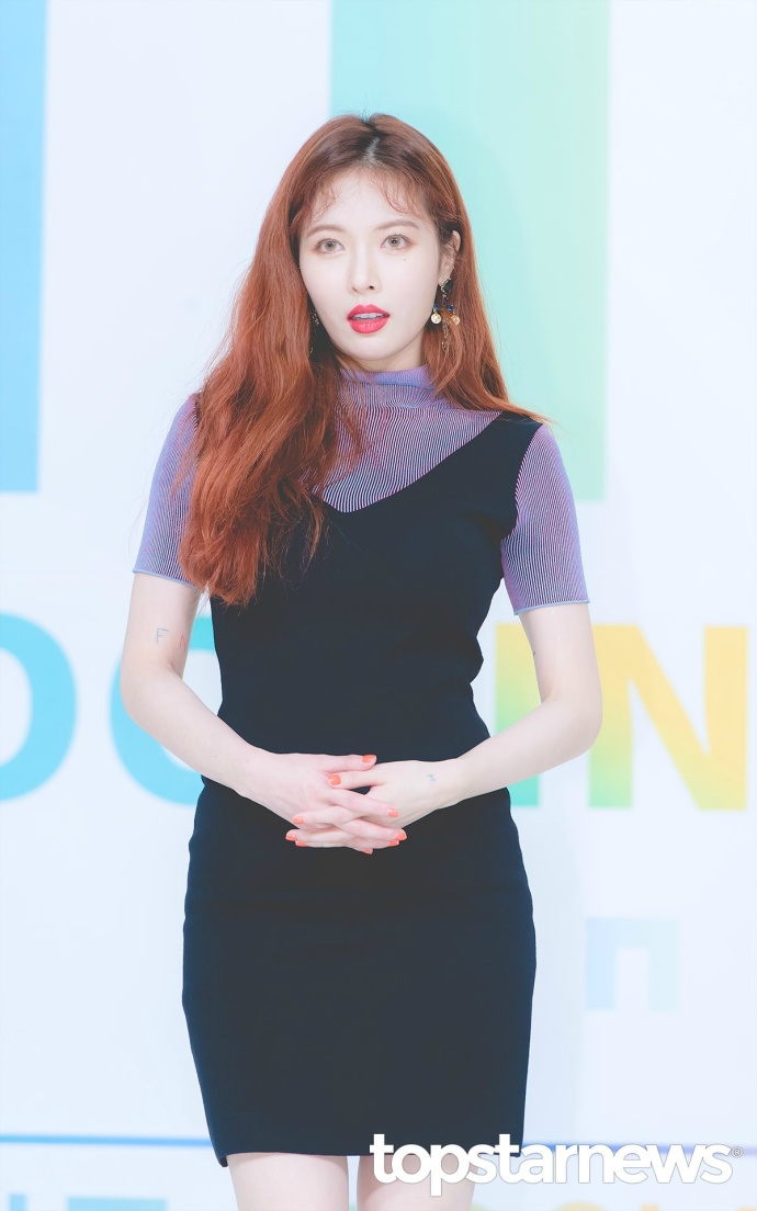 韩国美女歌手金泫雅出席活动紫色毛衣搭配黑色